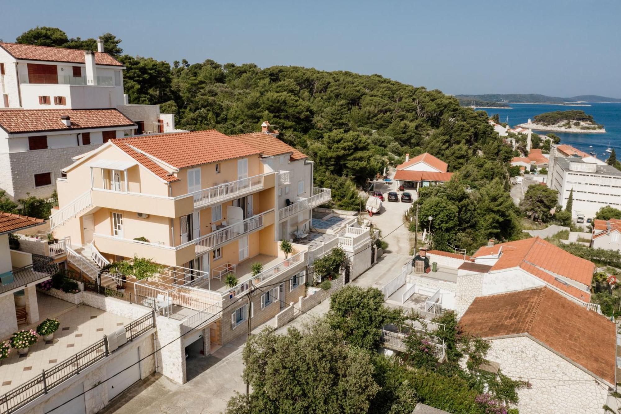 Apartments Sunny Elza Хвар Экстерьер фото